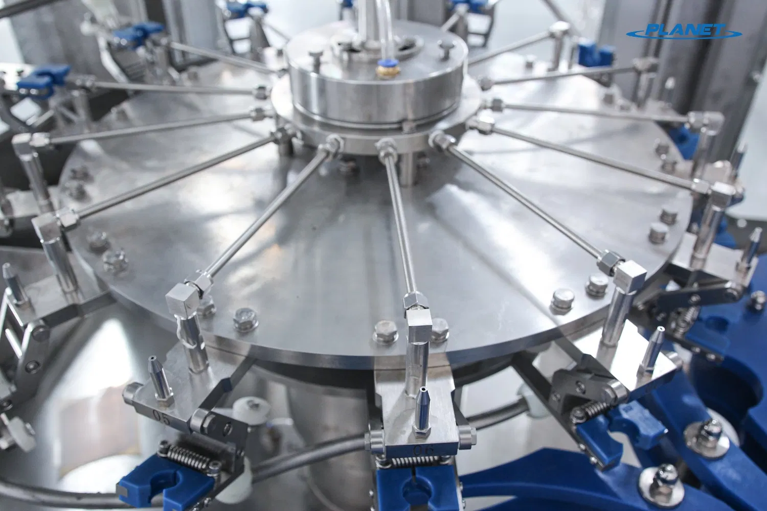 Liquor Drinks Rotary Type Cocktails Whisky Goblet Glass Martini Cup Filling and Sealing Machine